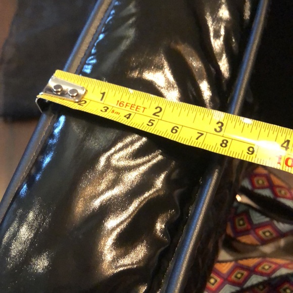 🍐 Puffy lightweight nylon messenger bag, wide abstract strap, gold tone clip - Picture 12 of 15